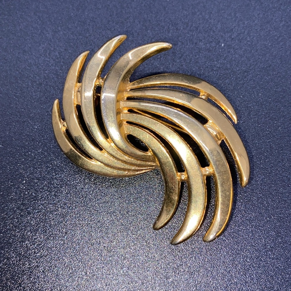 Vintage Abstract Trifari Gold Swirl Brooch